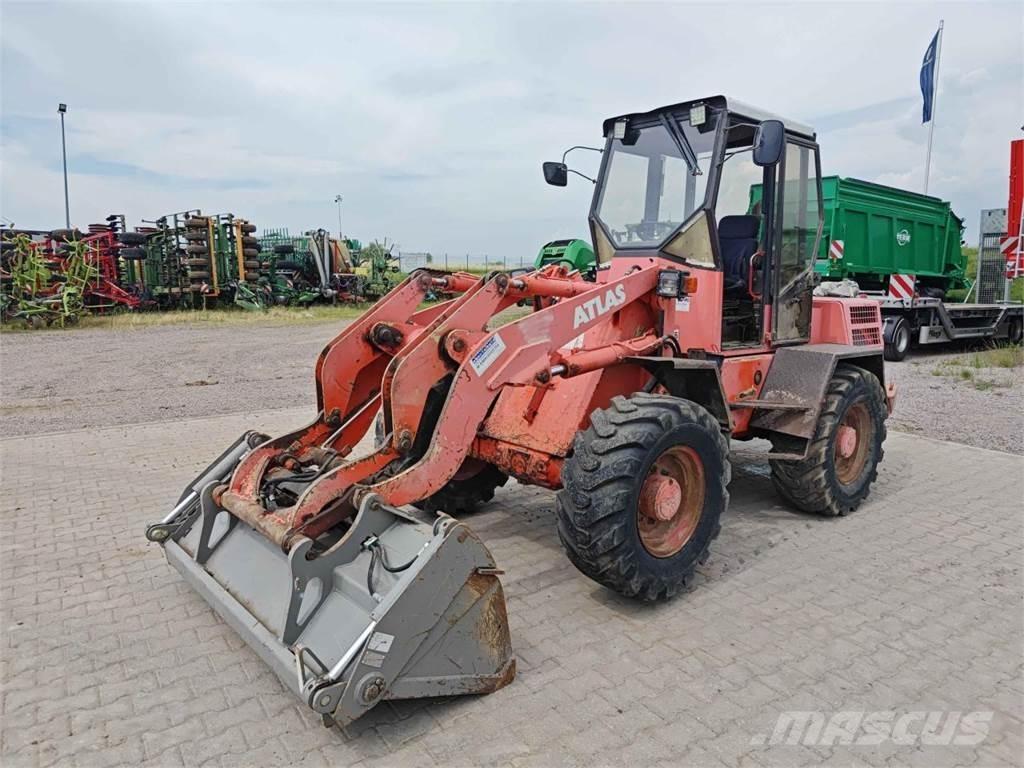 Atlas 72E Iekrāvēji uz riteņiem