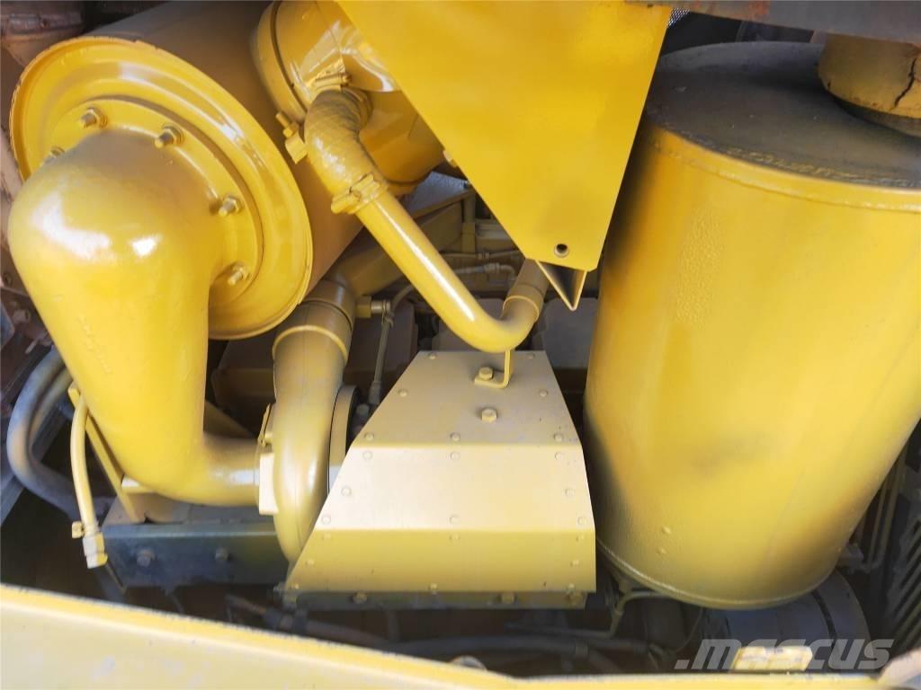 Komatsu D155AX-5 Kāpurķēžu buldozeri
