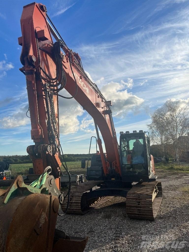 Hitachi ZX 210 Kāpurķēžu ekskavatori