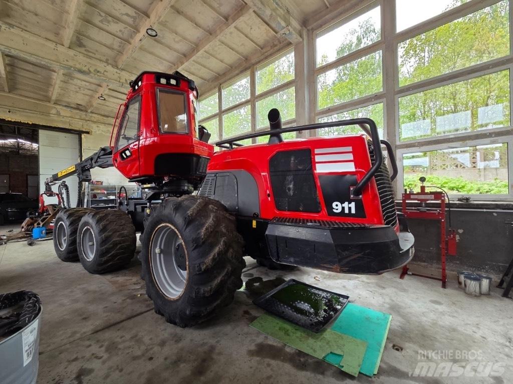 Komatsu 911 Harvesteri