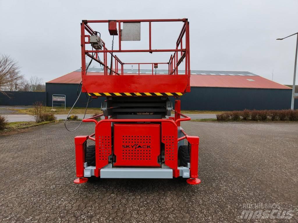 SkyJack SJ 9250 RT Šķerveida pacēlāji