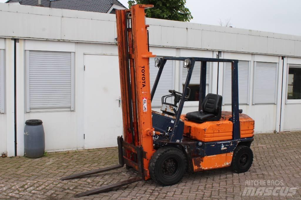 Toyota 5 FD 25 Tehnika ar dīzeļa dzinēju