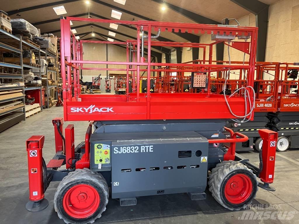 SkyJack SJ 6832 RTE Šķerveida pacēlāji
