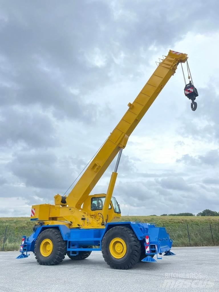 Terex RT555-1 Celtņi nelīdzenām virsmām