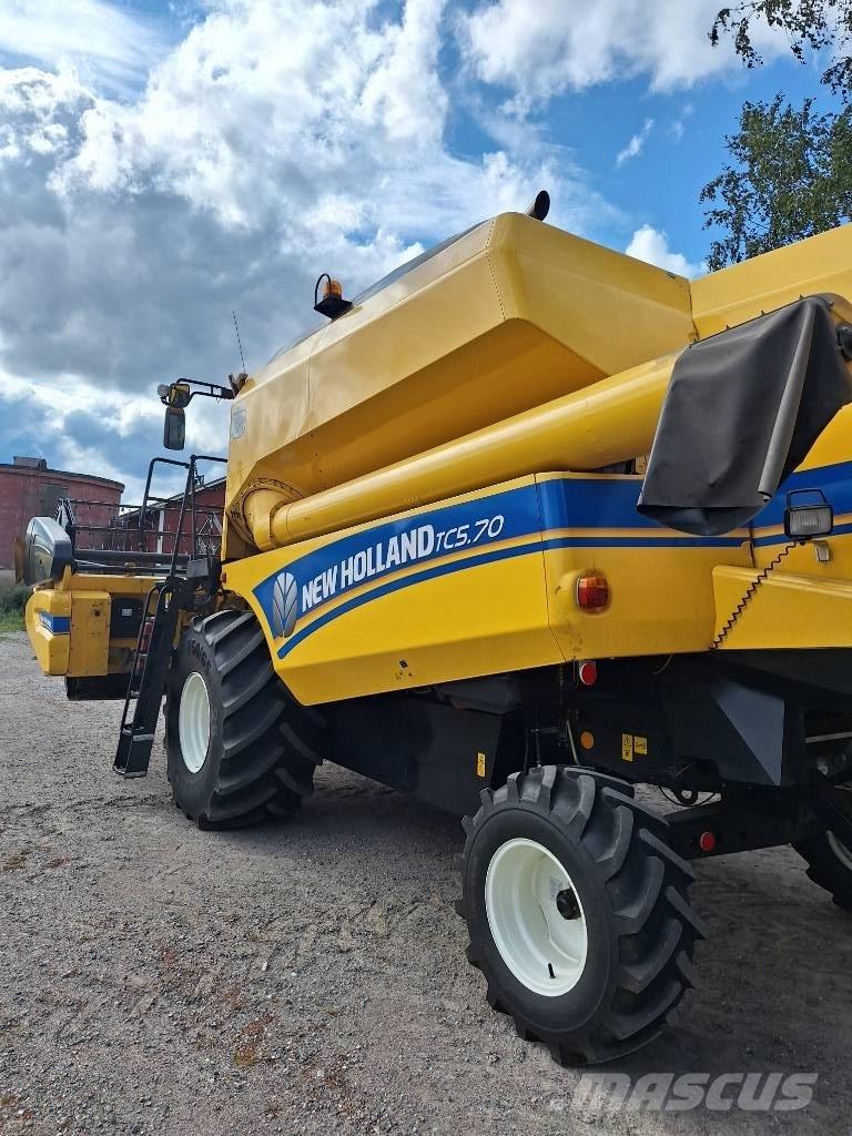 New Holland TC 5.70 Ražas novākšanas kombaini