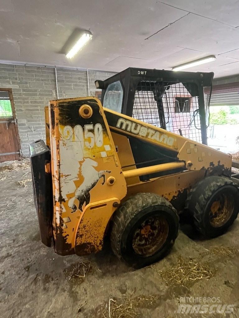 Mustang 2050 Lietoti riteņu kompaktiekrāvēji