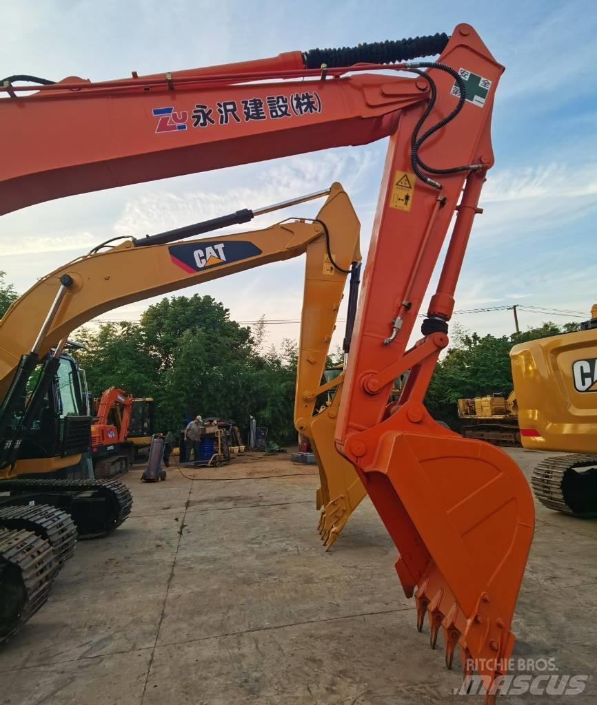 Hitachi ZX 200 Kāpurķēžu ekskavatori