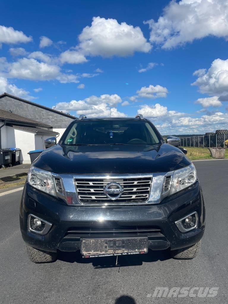 Nissan Navara Vieglais kravas automobilis/izkraušana no sāniem