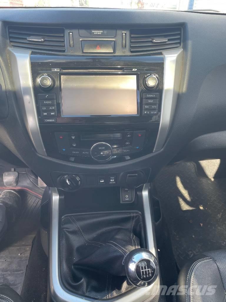 Nissan Navara Vieglais kravas automobilis/izkraušana no sāniem