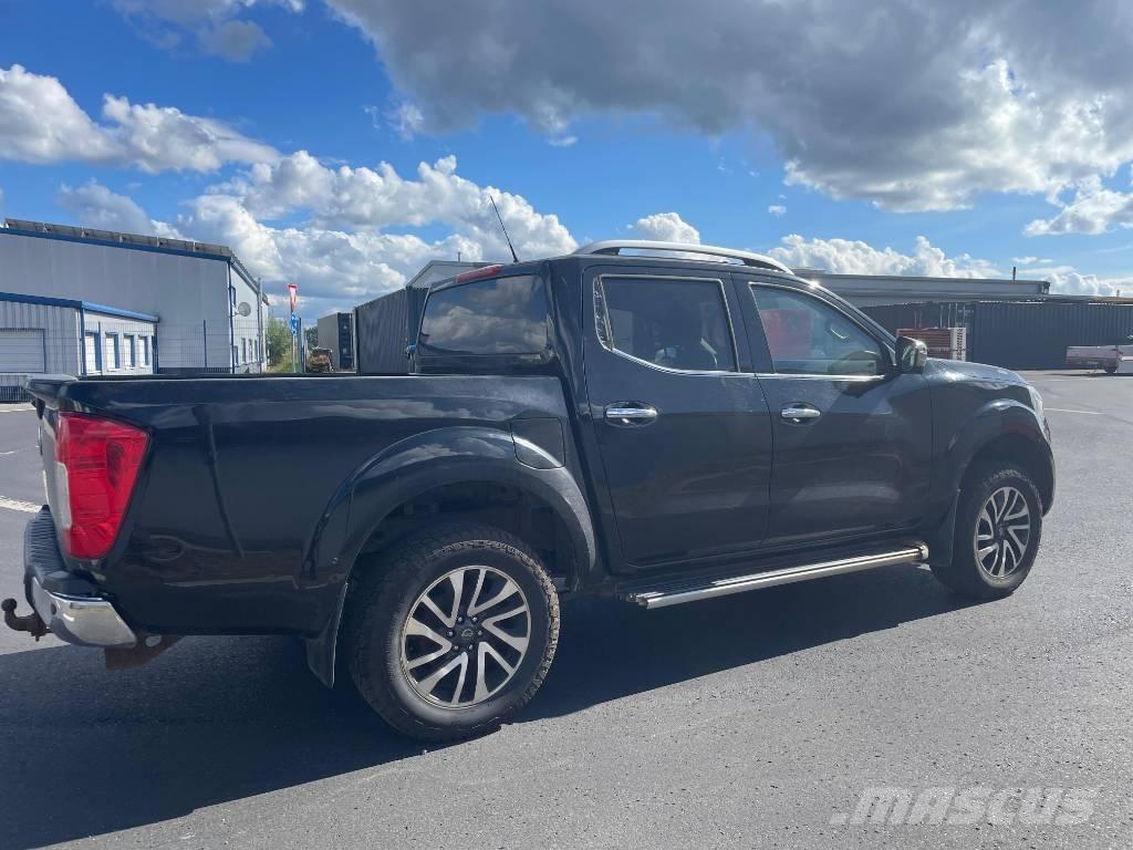 Nissan Navara Vieglais kravas automobilis/izkraušana no sāniem