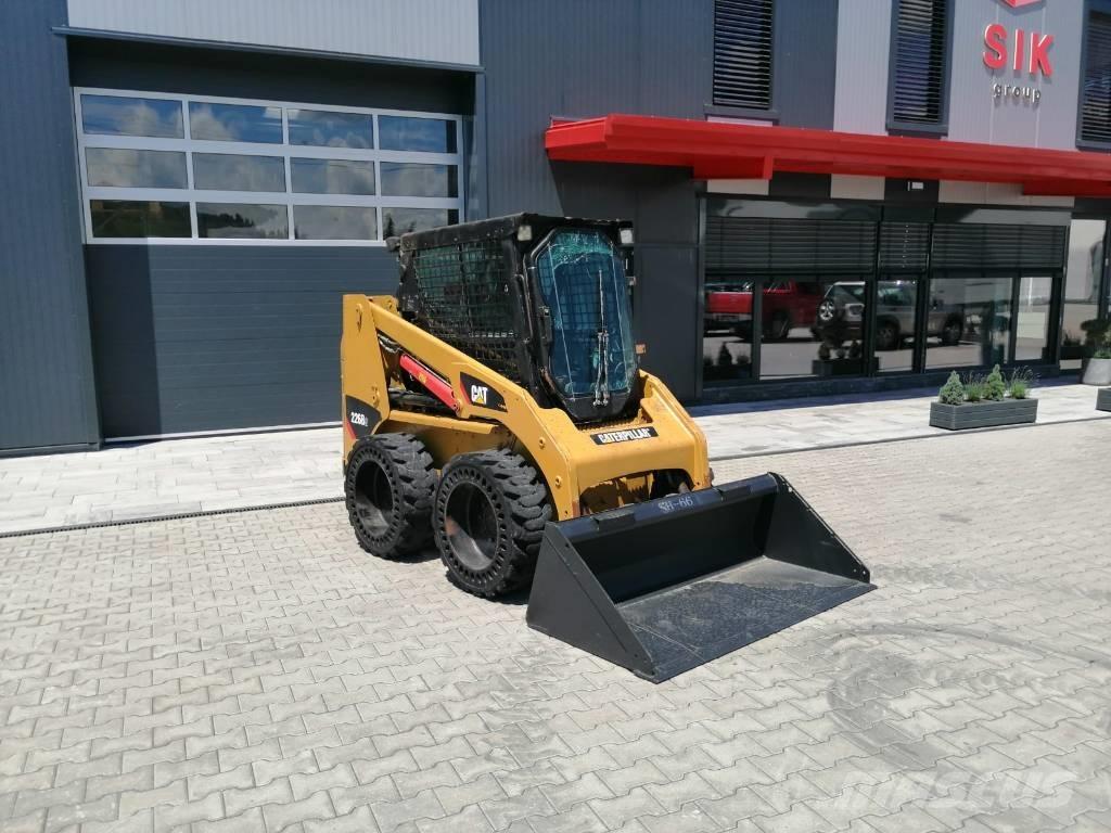 CAT 226 B 3 Lietoti riteņu kompaktiekrāvēji