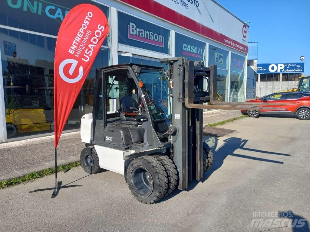 UniCarriers D32 Tehnika ar dīzeļa dzinēju