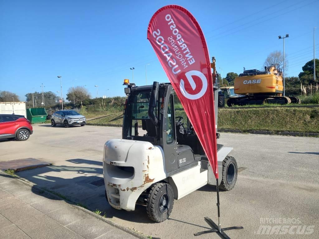 UniCarriers D32 Tehnika ar dīzeļa dzinēju