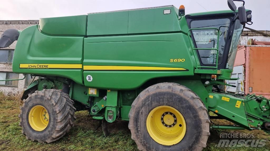 John Deere S 690 Ražas novākšanas kombaini