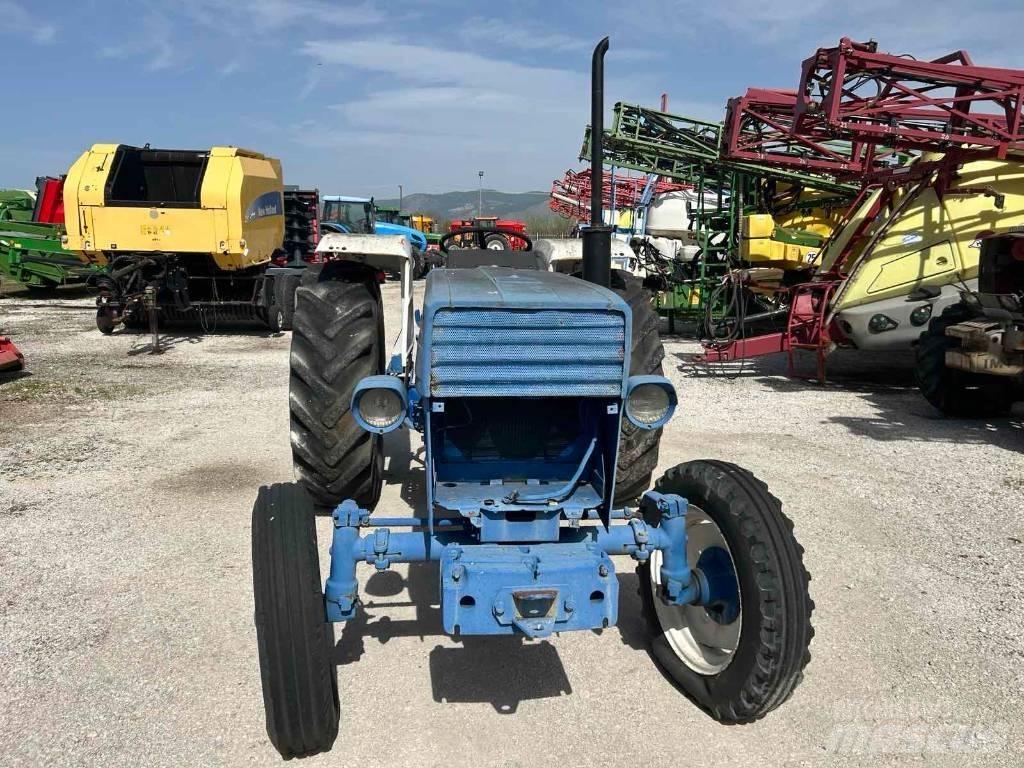 Universal 640 Traktori