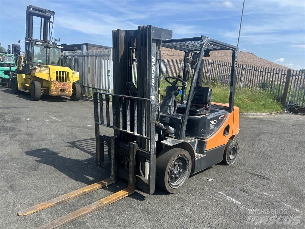 Doosan D30S-5 Tehnika ar dīzeļa dzinēju