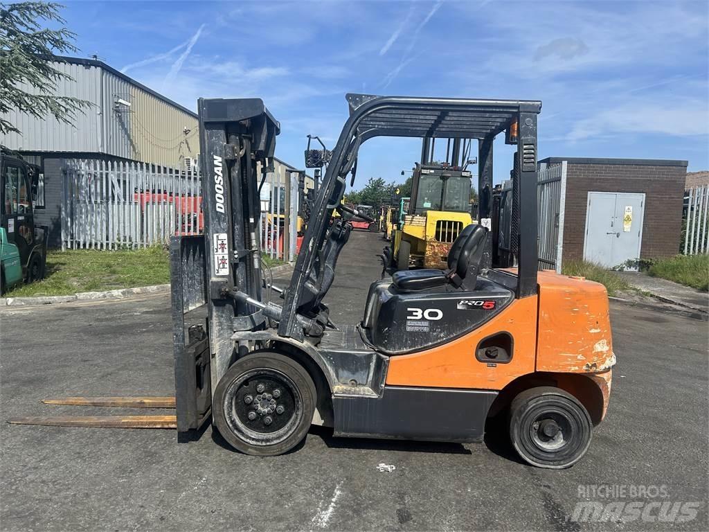 Doosan D30S-5 Tehnika ar dīzeļa dzinēju