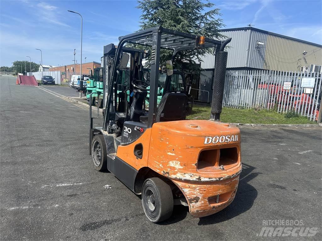 Doosan D30S-5 Tehnika ar dīzeļa dzinēju
