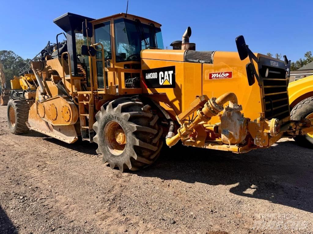 CAT RM 300 Asfalta savācējs