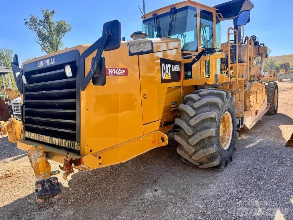 CAT RM 300 Asfalta savācējs