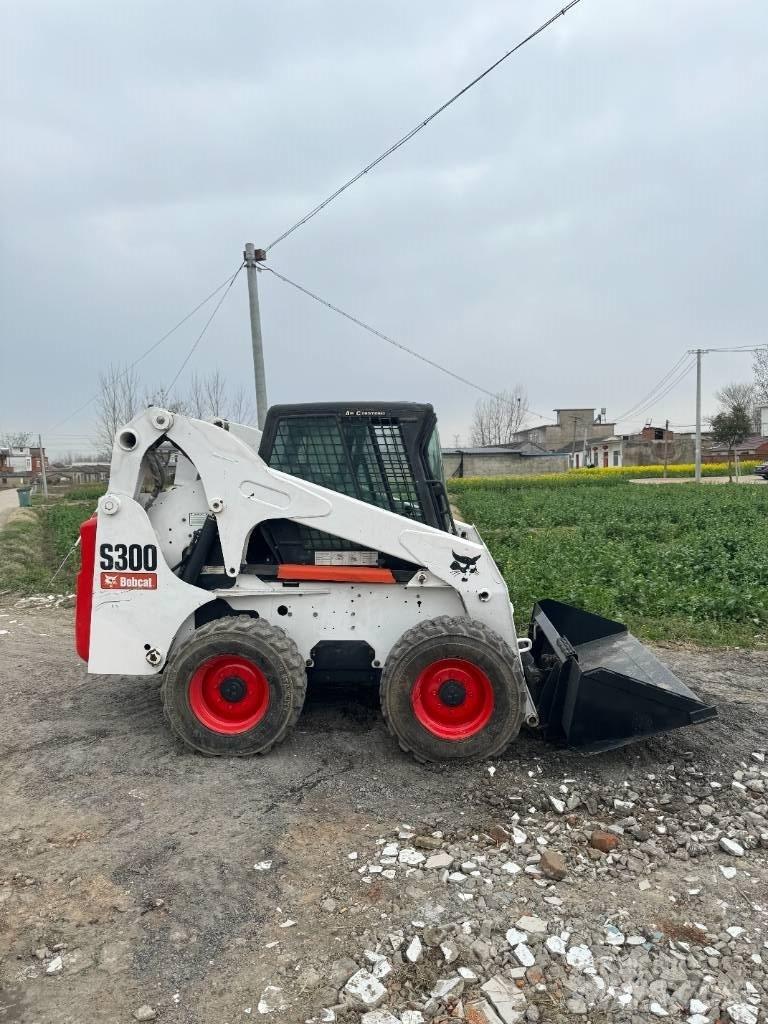 Bobcat S 300 Lietoti riteņu kompaktiekrāvēji