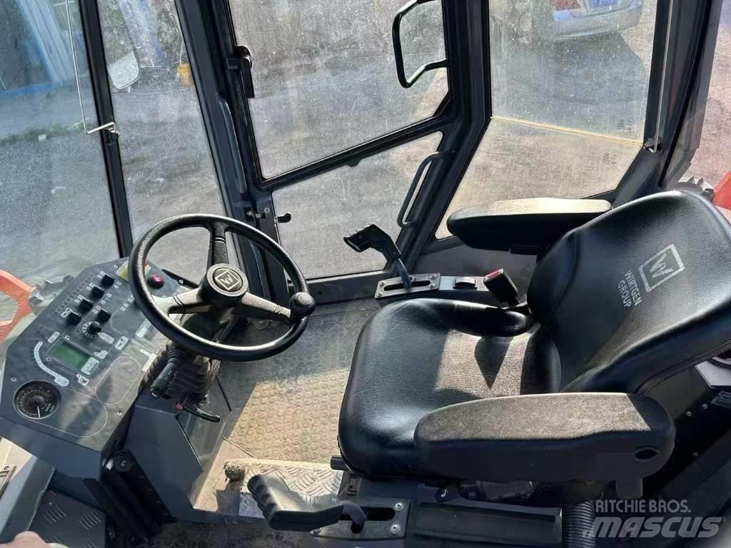 Bobcat S 300 Lietoti riteņu kompaktiekrāvēji