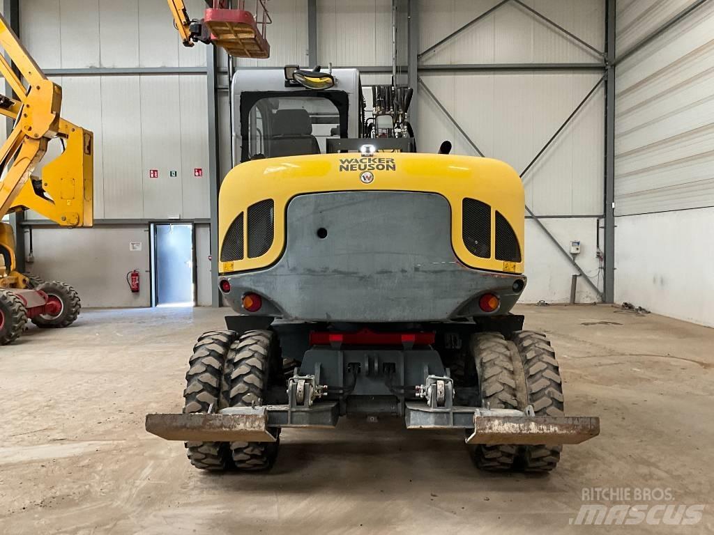 Neuson EW 100 Ekskavatori uz riteņiem