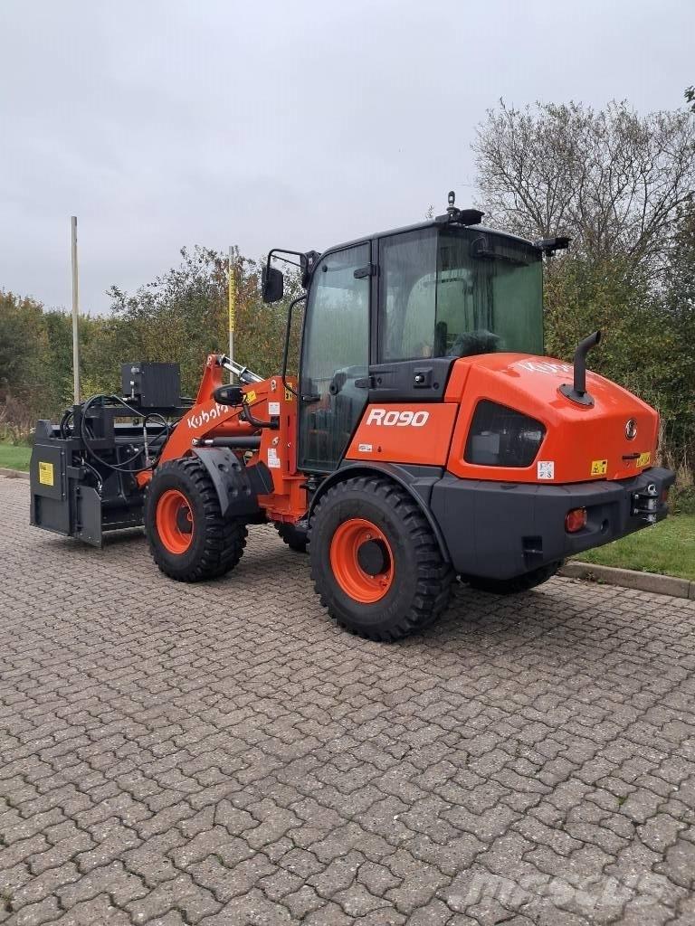 Kubota R 090 Iekrāvēji uz riteņiem