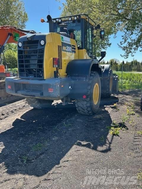 Komatsu WA200-8 Iekrāvēji uz riteņiem
