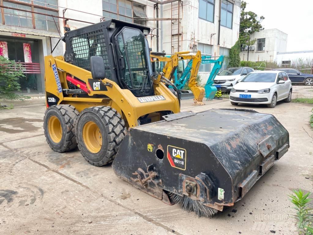 CAT 226B Lietoti riteņu kompaktiekrāvēji