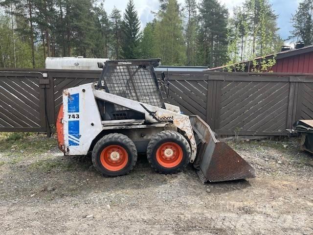 Bobcat 743 Lietoti riteņu kompaktiekrāvēji
