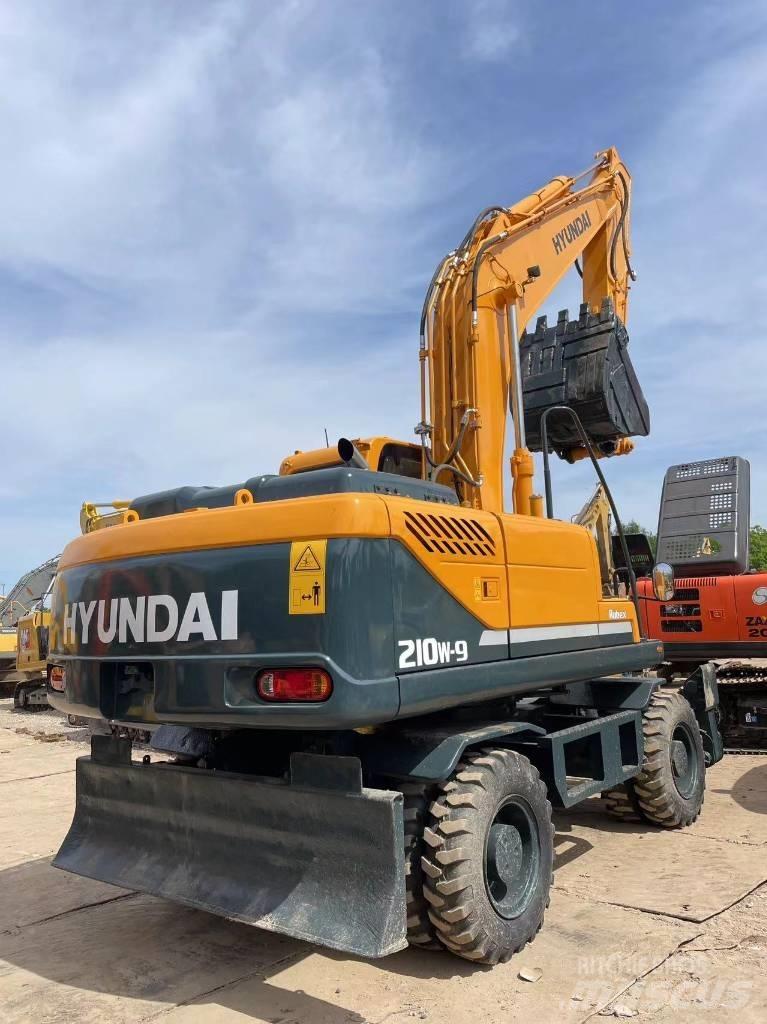 Hyundai R210W-9 Ekskavatori uz riteņiem