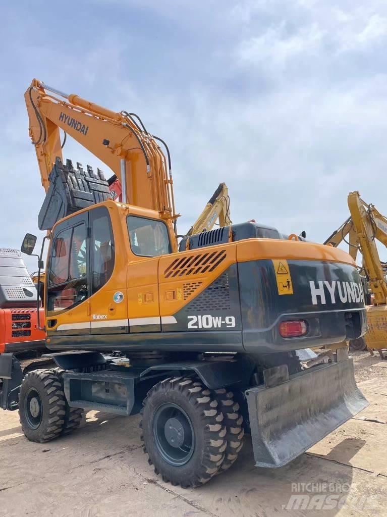 Hyundai R210W-9 Ekskavatori uz riteņiem