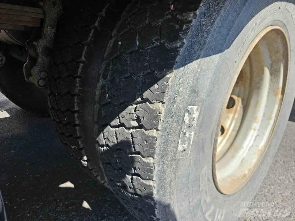 Sisu SM 320 Treileri meža tehnikas transportēšanai
