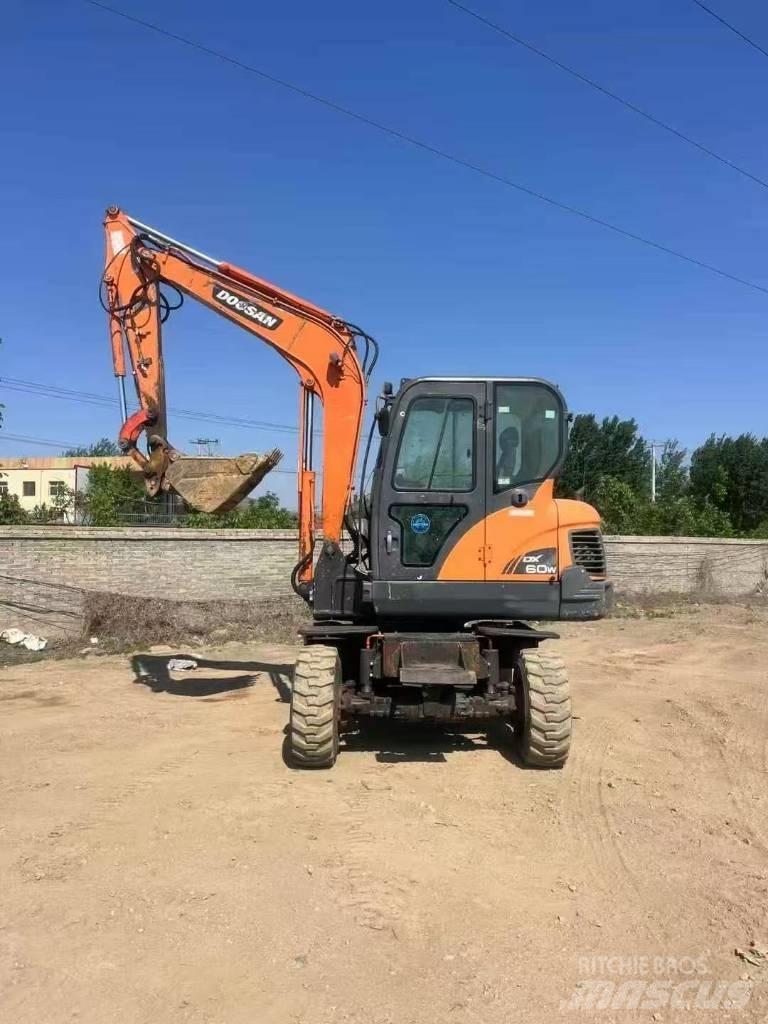 Doosan DX60W Ekskavatori uz riteņiem