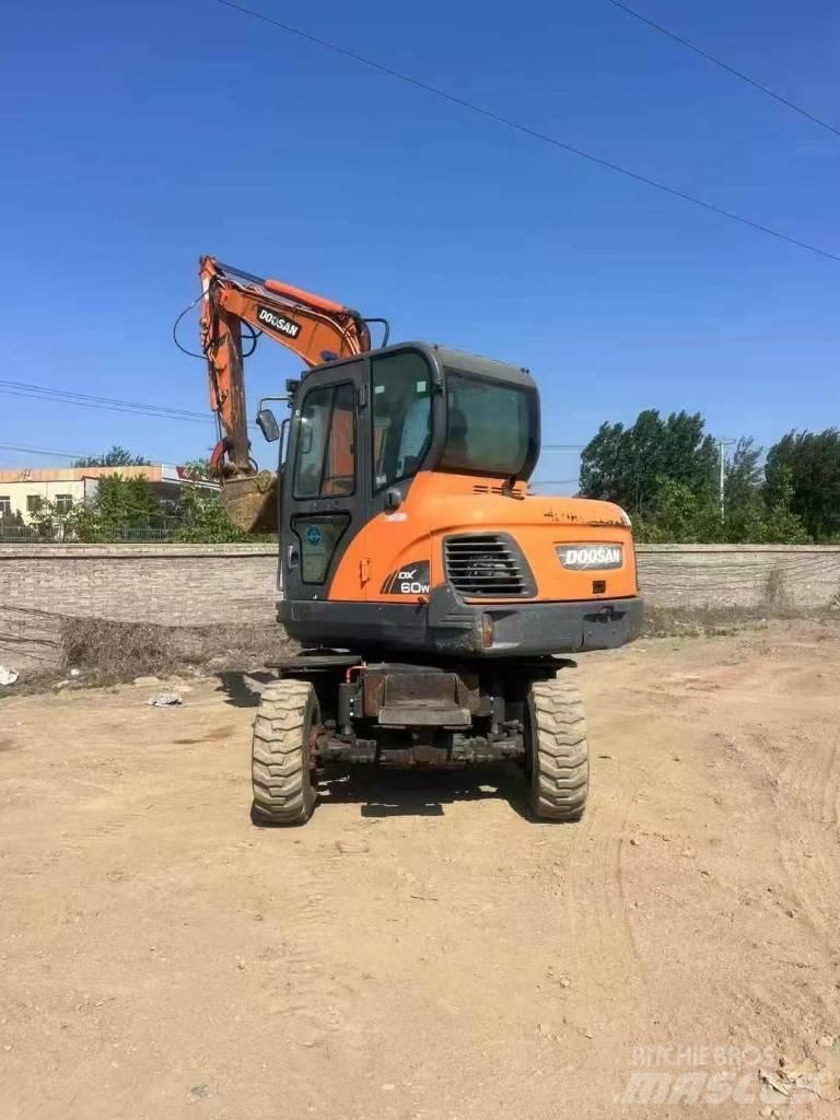 Doosan DX60W Ekskavatori uz riteņiem