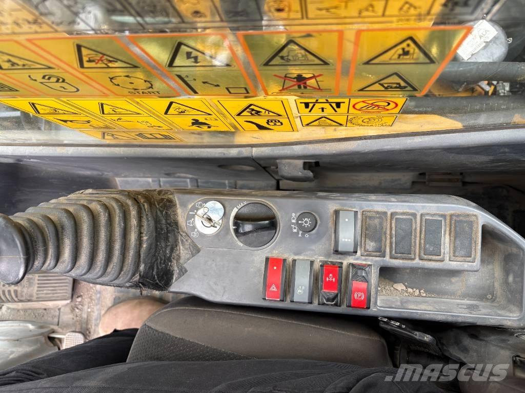 Komatsu PW148-11 Ekskavatori uz riteņiem