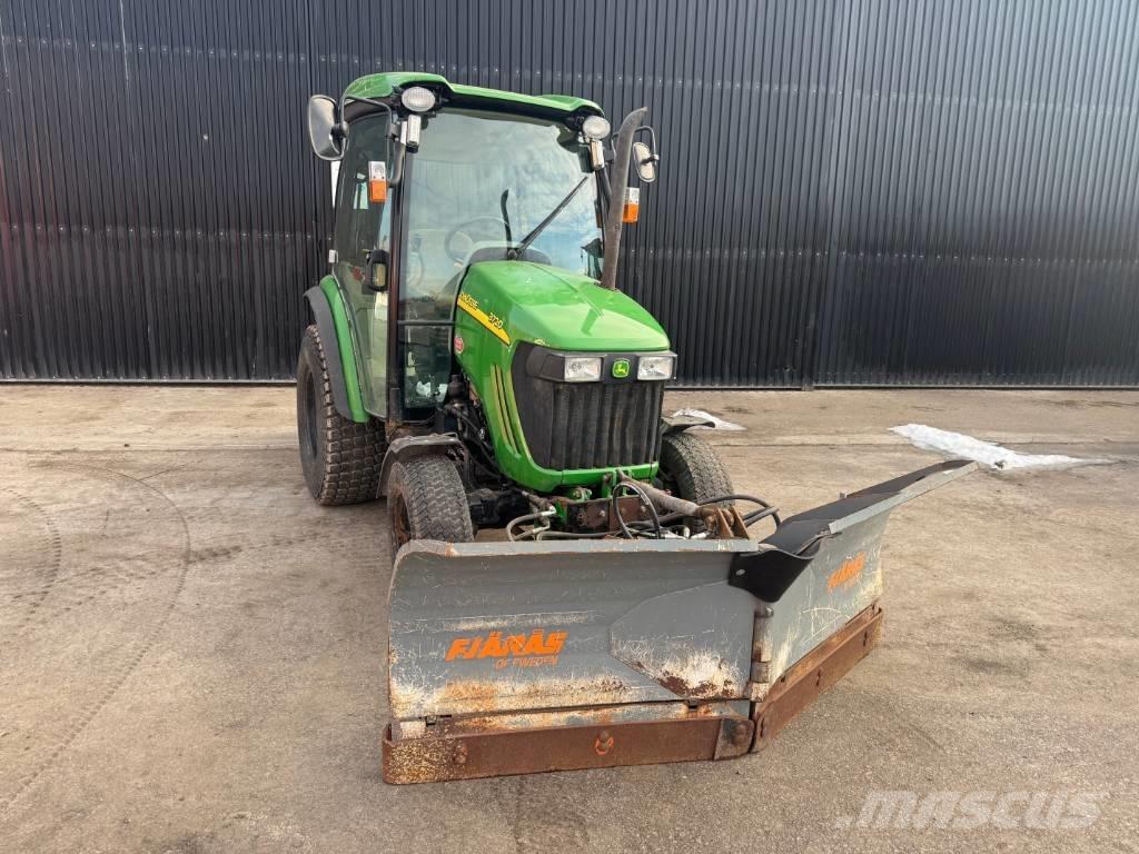 John Deere 3720 Kompaktie traktori