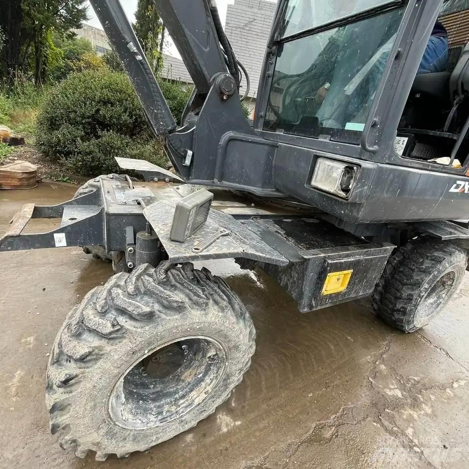 Doosan DX60W Ekskavatori uz riteņiem