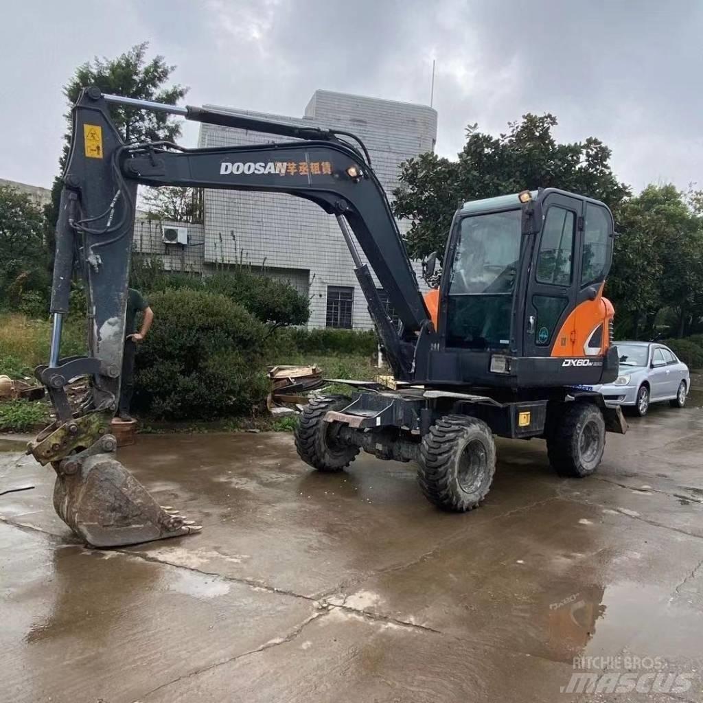 Doosan DX60W Ekskavatori uz riteņiem