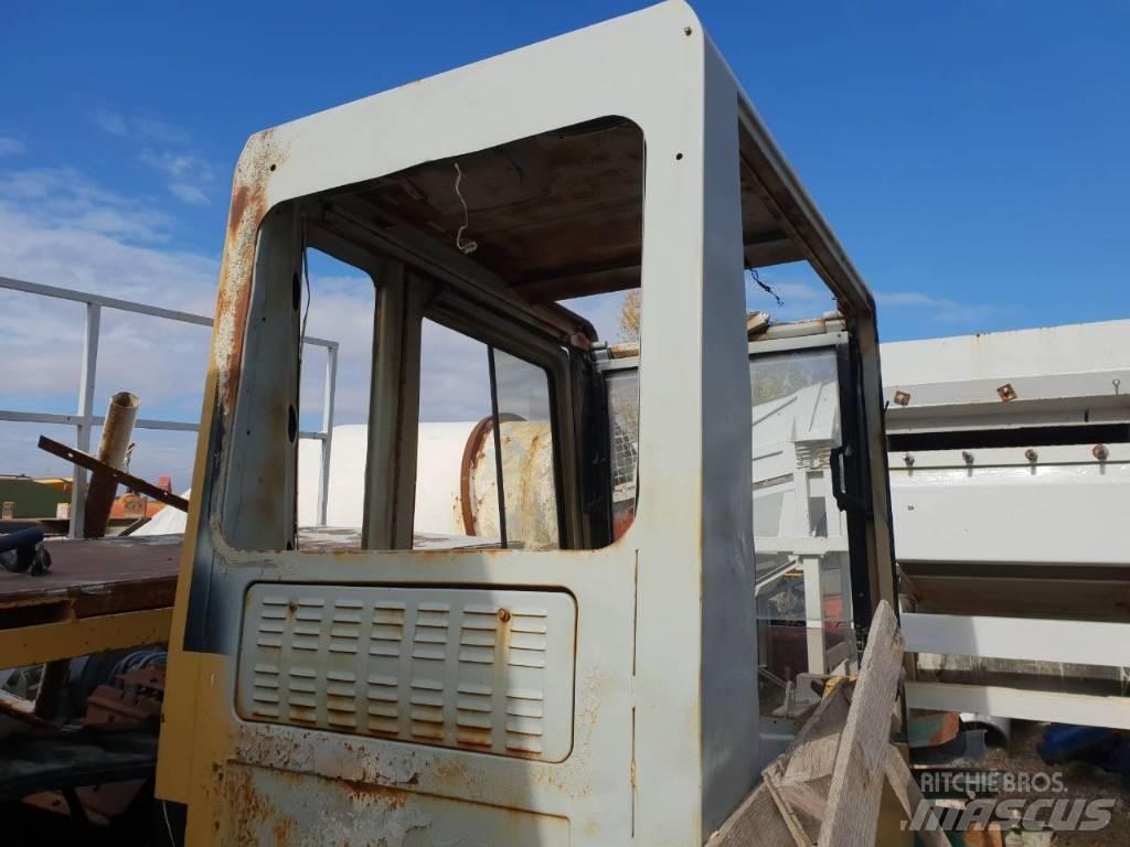 CAT 320B ali 320 Kabīnes un interjers