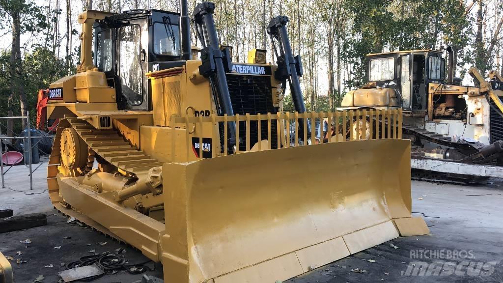 CAT D8R Kāpurķēžu buldozeri