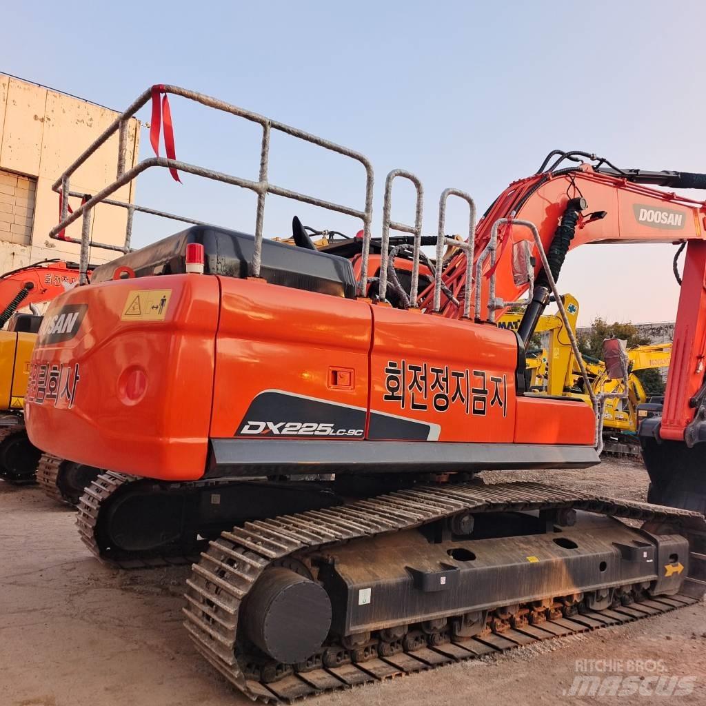 Doosan 225 LC Kāpurķēžu ekskavatori