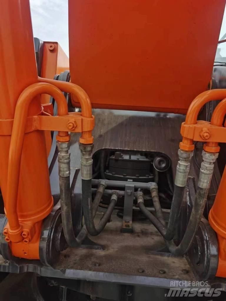 Hitachi ZX 240 Kāpurķēžu ekskavatori
