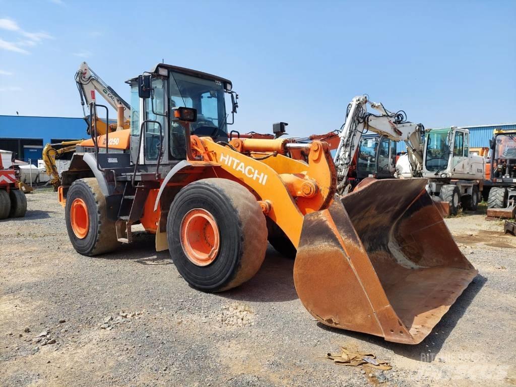 Hitachi ZW250 Iekrāvēji uz riteņiem