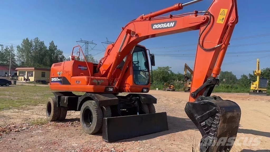 Doosan 150W-7 Ekskavatori uz riteņiem