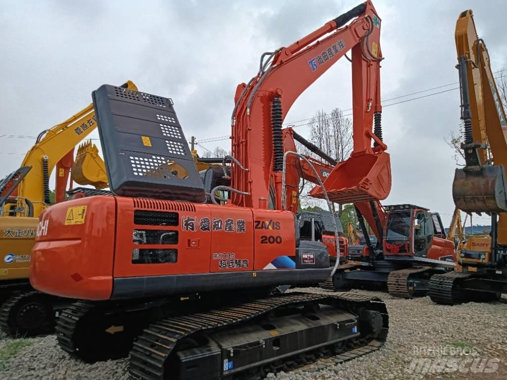 Hitachi ZX 200 Kāpurķēžu ekskavatori