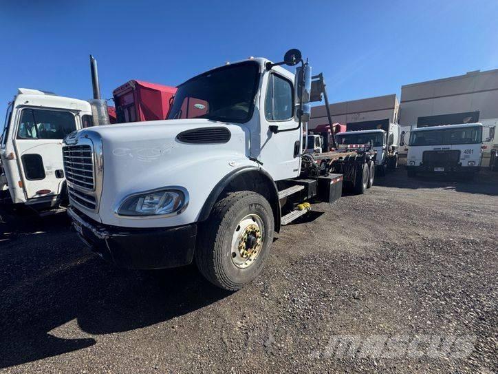 Freightliner M2 Kabeļu pacēlājs nomontējamām kravas mašīnām