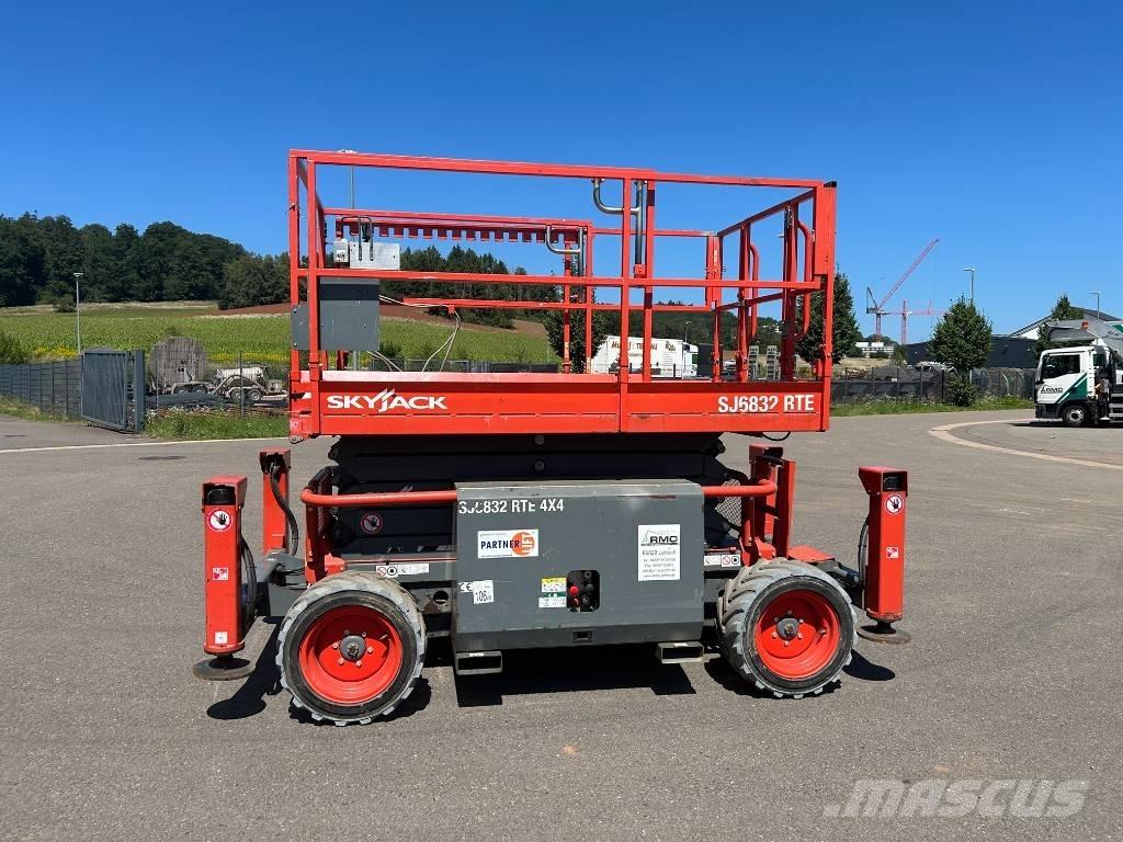 SkyJack SJ 6832 RTE Šķerveida pacēlāji