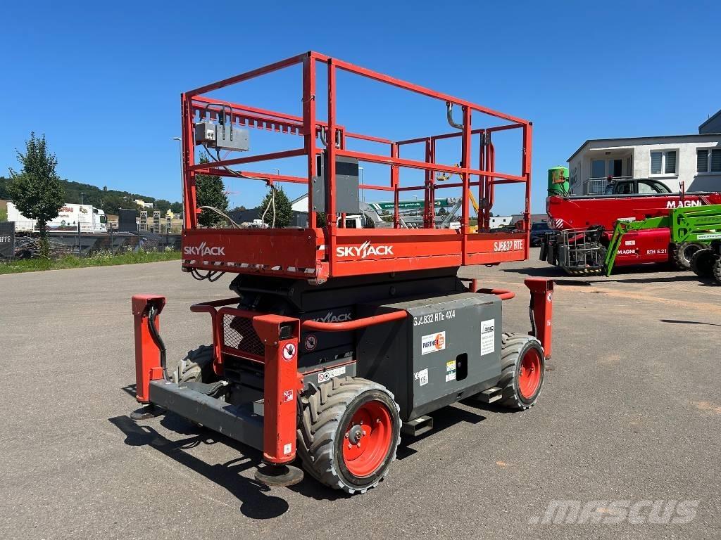 SkyJack SJ 6832 RTE Šķerveida pacēlāji